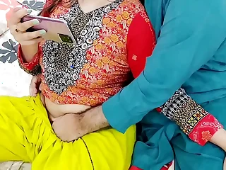 PAKISTANI REAL HUSBAND WIFE WATCHING DESI PORN ON MOBILE THAN Take a crack at ANAL SEX Thither CLEAR HOT HINDI AUDIO